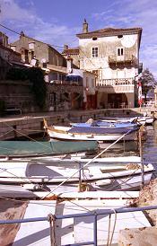 Valun auf der Insel Cres mit alten Fischerhusern in Kroatien