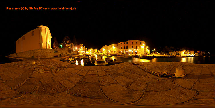 Panorama des Hafen von Veli Losinj bei Nacht