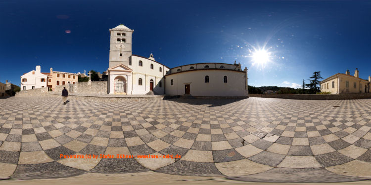 Panorama der Kirche und des Kloster in Mali Losinj, oberhalb des Hafens