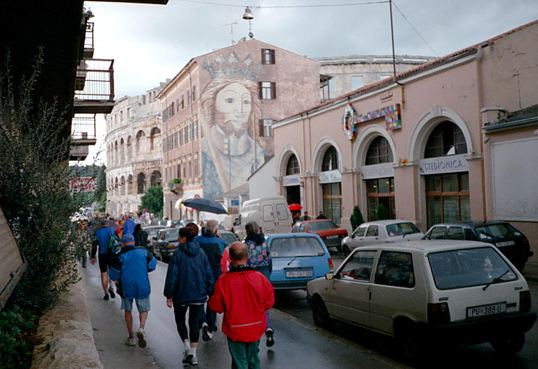 das Ende des guten Wetters - Regen bei der Stadtf�hrung in Pula