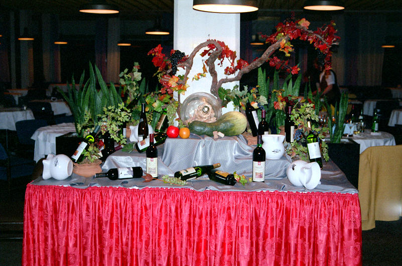 festlich gedeckte Tische mit istrischen Spezialit�ten