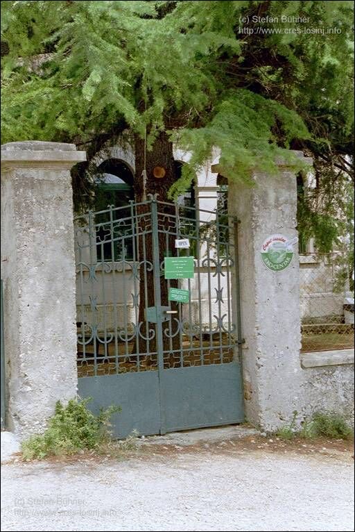 Eingang zum kozentrum in Beli auf der Insel Cres in Kroatien
