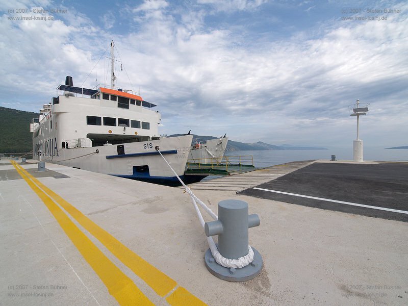 eine weitere Fähre im Hafen von Merag auf der Insel Cres
