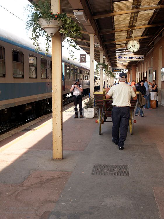Koffertransport einmal anders  ... und wer genau hinsieht erkennt an der Bahnhofsuhr, dass der Zug ca 1 Stunde Versptung hat ;-)