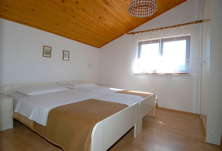 2 bis 3-Personenapp.**, (ca. 32 mq),bestehend aus DZ, Kche mit Couch & Balkon Nord, Meerblick, DU/WC auf dem Gang, 2. Stock.<br><br>Ausstattung: E-Herd mit 2 Kochplatten, Khlschrank, Kaffe- und Brotmaschine, E-Wasserkocher,  Pension Theimer Mali Losinj