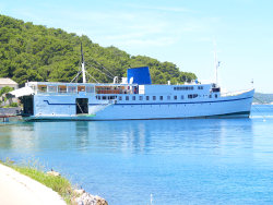 das Motorschiff Marina im Hafen von Mali Losinj in Kroatien