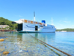 das Motorschiff Marina im Hafen von Mali Losinj in Kroatien