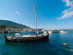 traditionelle Holzboot vor der Werft in Nerezine