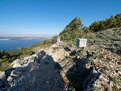 Blick von der Strae von Mali Losinj nach Nerezine - links der Osorscica