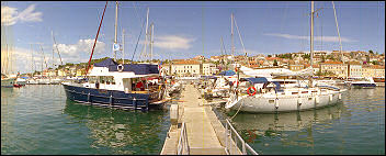 Bootsanlegestege an der Westseite des Hafens von Mali Losinj