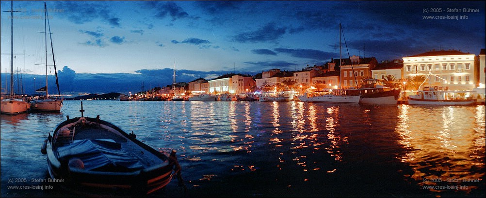 der Hafen von Mali Losinj bei Nacht - das Bild zeigt die Kaimauer an der abends die Ausflugsboote festmachen, fotographiert von den gegenberliegenden Bootstegen