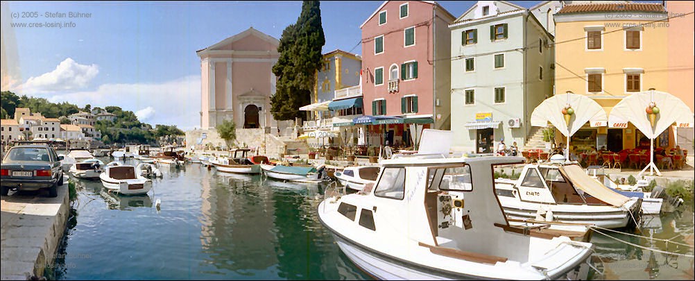 Panoramafotos von Veli Losinj - Blick aus dem Hafen von Veli Losinj - rechts die Pension Saturn und die Barockkirche des hl. Anton aus dem 17. Jahrhundert