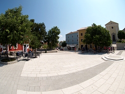 der neu gestaltete Marktplatz von Nerezine