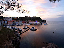 der Hafen Rovenska , ein Teil von Veli Losinj