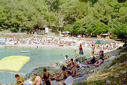 Strand in der Sonnenbucht - Suncana Uvala mit dem Sport- und Freizeitzentrum Veli Zal in Mali Losinj - Kroatien