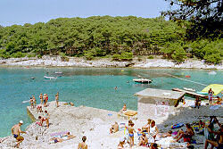 Strand in der Sonnenbucht - Suncana Uvala mit dem Sport- und Freizeitzentrum Veli Zal in Mali Losinj - Kroatien